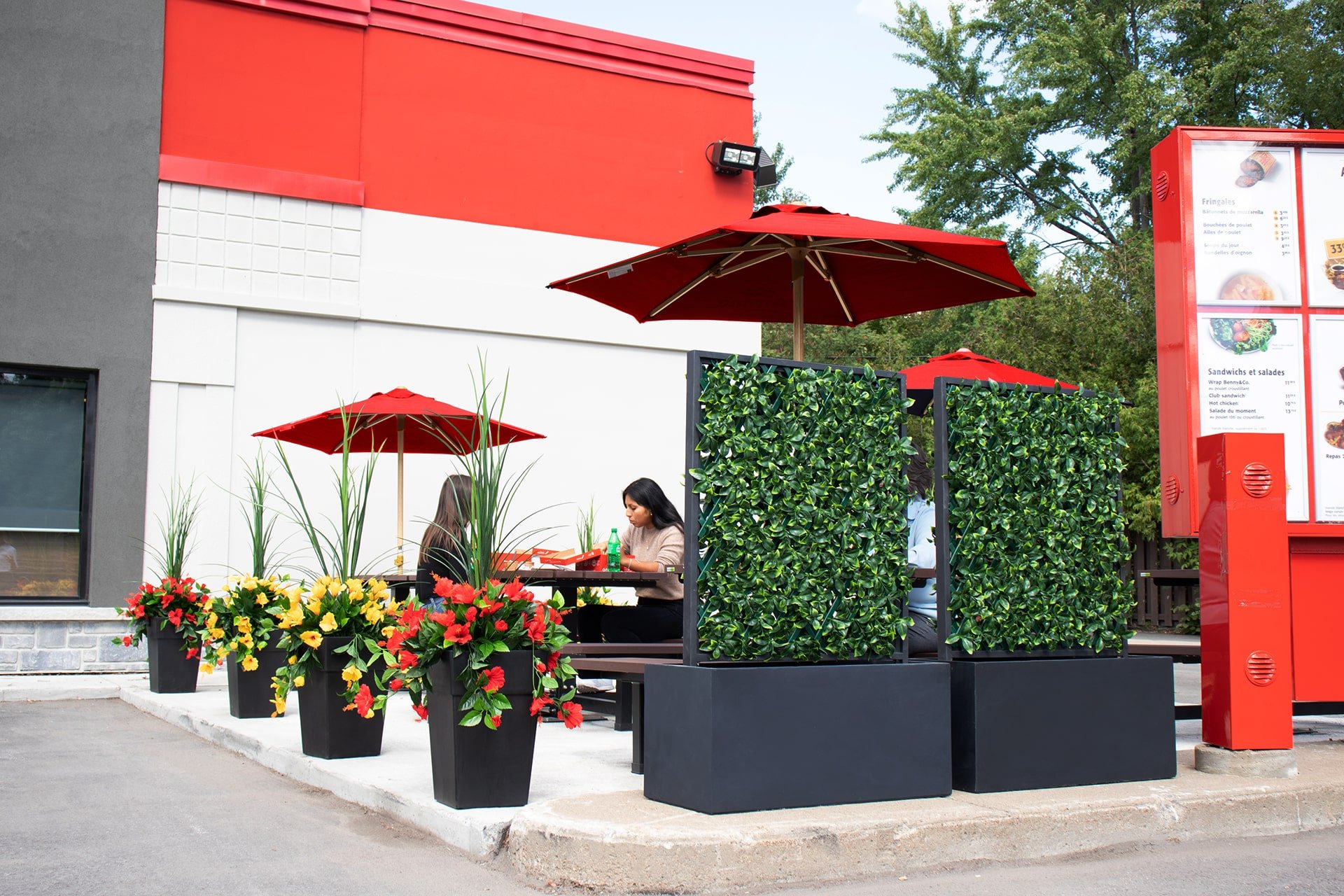 mur d'intimité en bac et jardinières de sol rouges et jaunes - Décors Véronneau