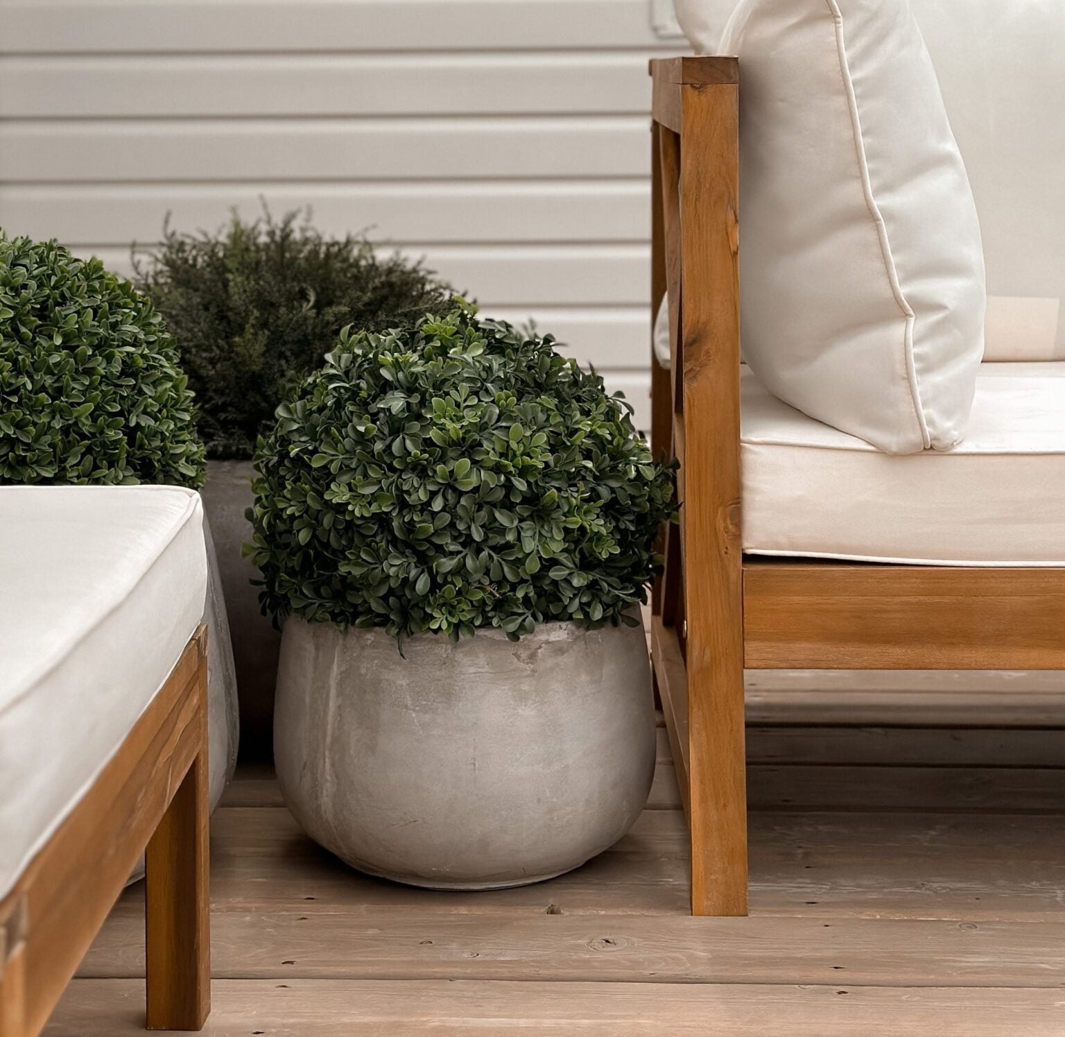 Boules de buis et boule de cèdre artificiels sur le patio avec meuble de jardin - Décors Véronneau