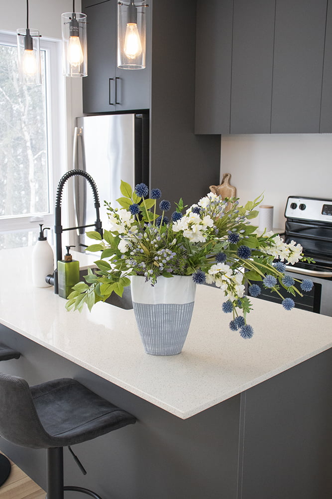 Bouquet déconstruit sur comptoir de cuisine - Décors Véronneau