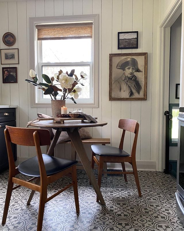 Bouquet de magnolias artificiels sur une petit table - Décors Véronneau