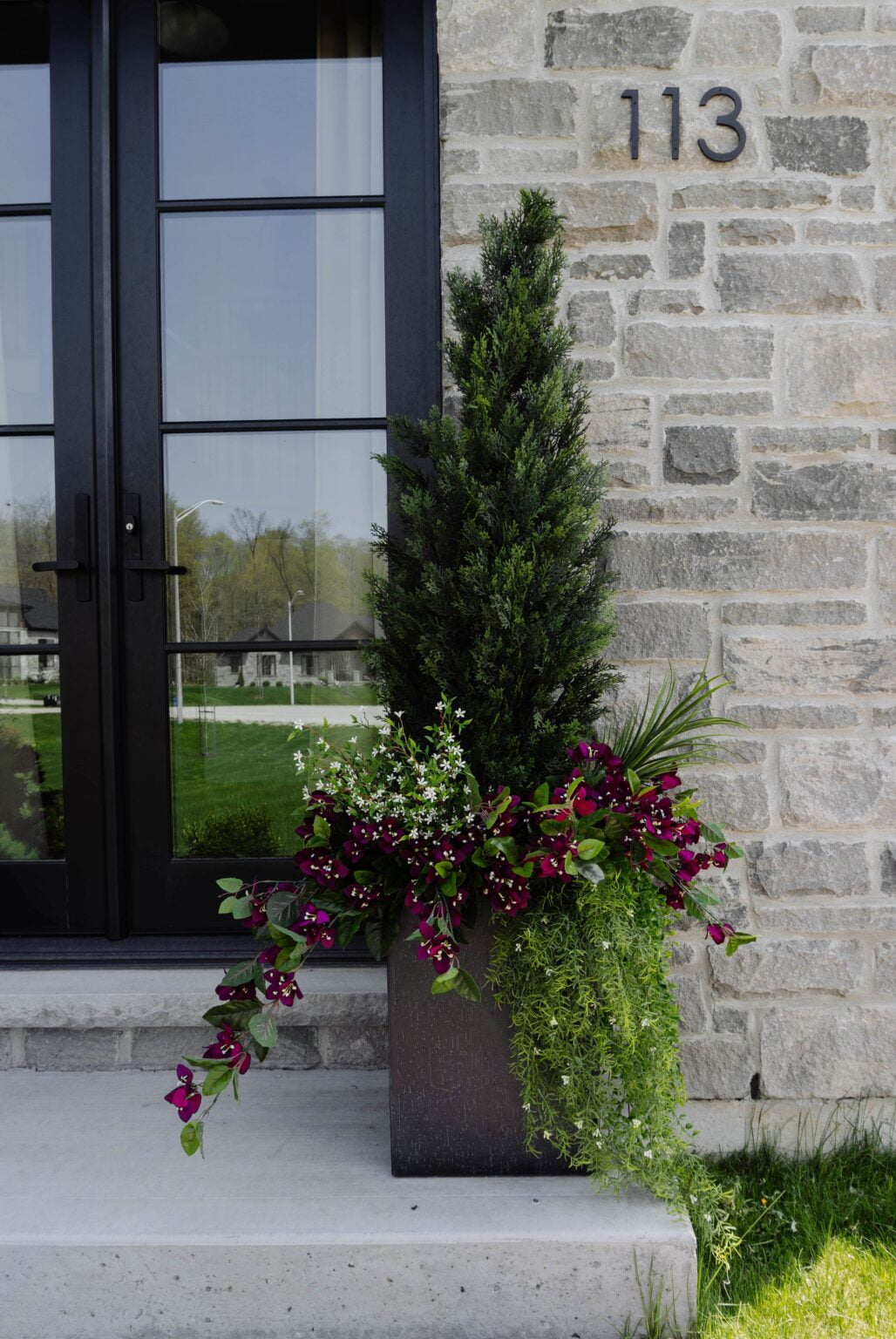 Jardinière artificielle avec un cèdre et des fleurs. - Décors Véronneau