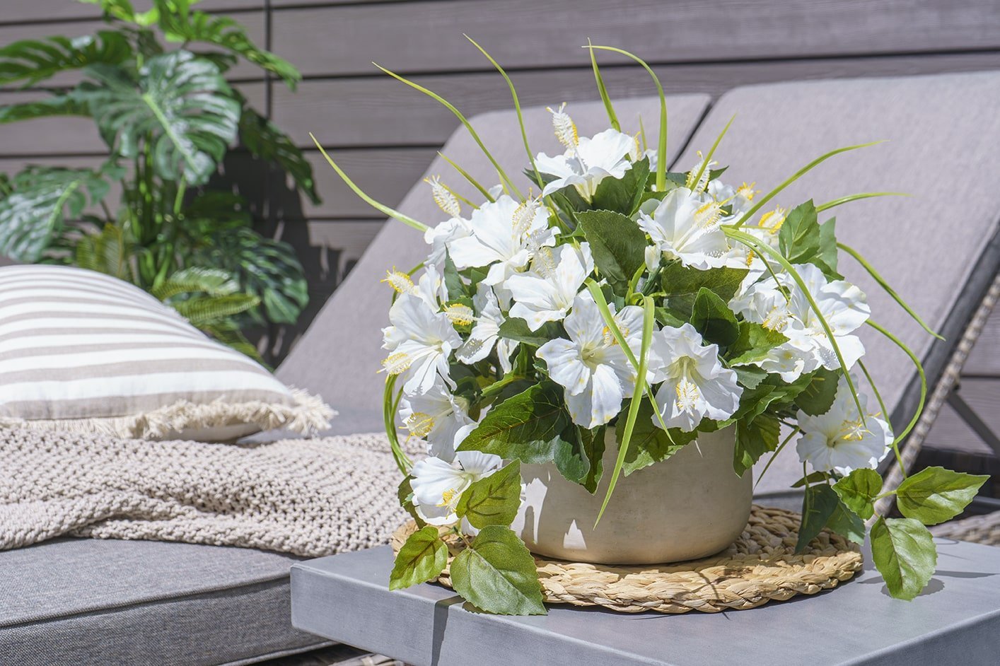 Centre de table d'hibiscus blancs artificiels sur une terrasse - Décors Véronneau