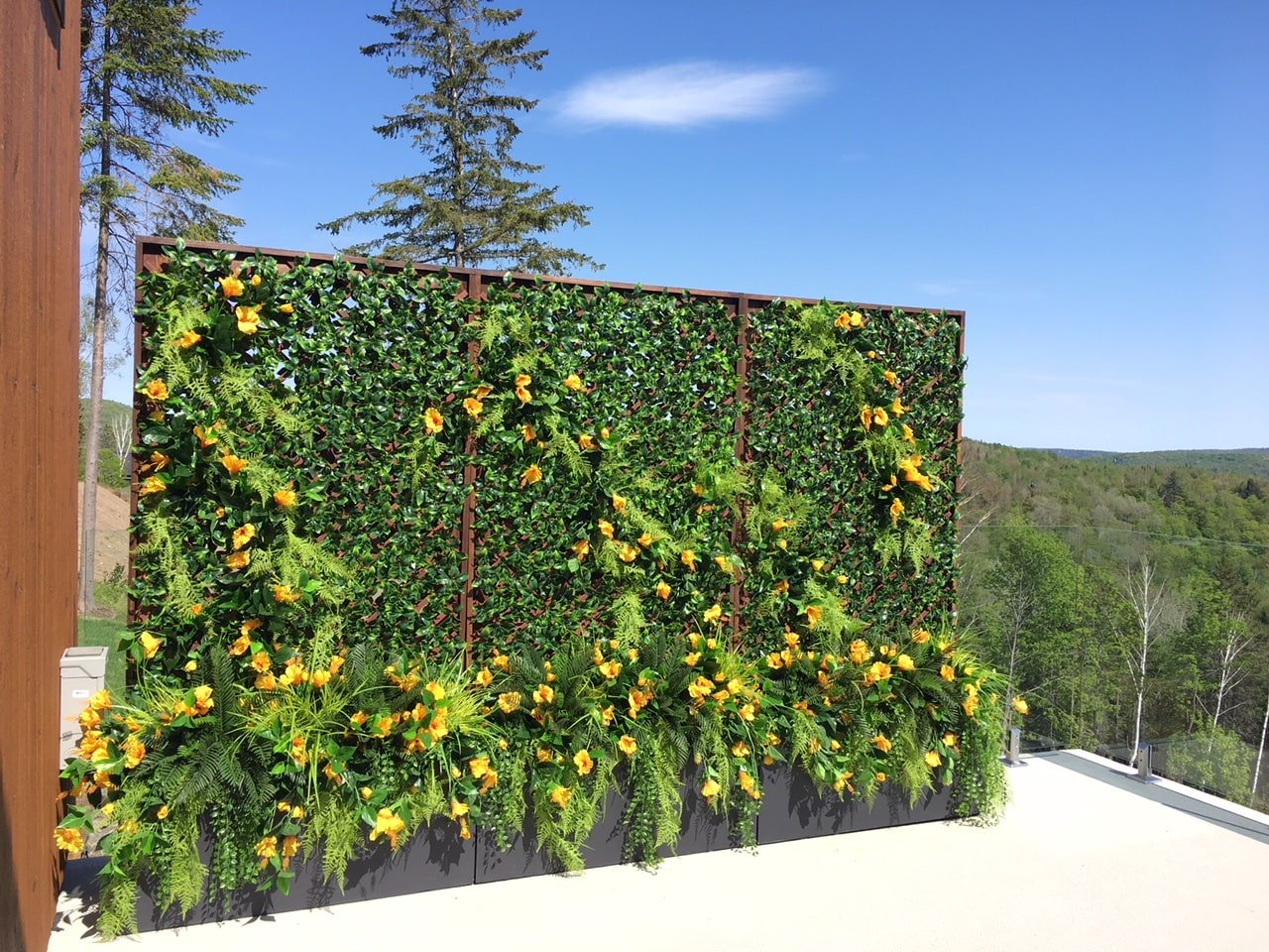 Fausse division avec treillis et fleurs extérieures - Décors Véronneau