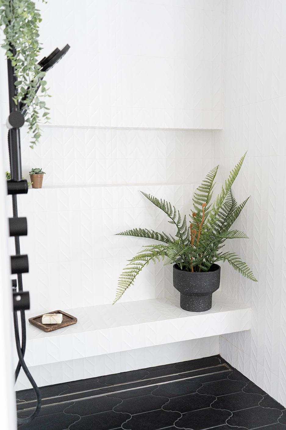 Fougère artificielle dans une douche moderne monochrome - Décors Véronneau