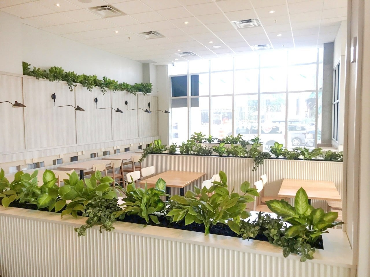 Feuillage de type pothos, anthuriums et hosta artificiels pou ce restaurant situé à Verdun. - Décors Véronneau