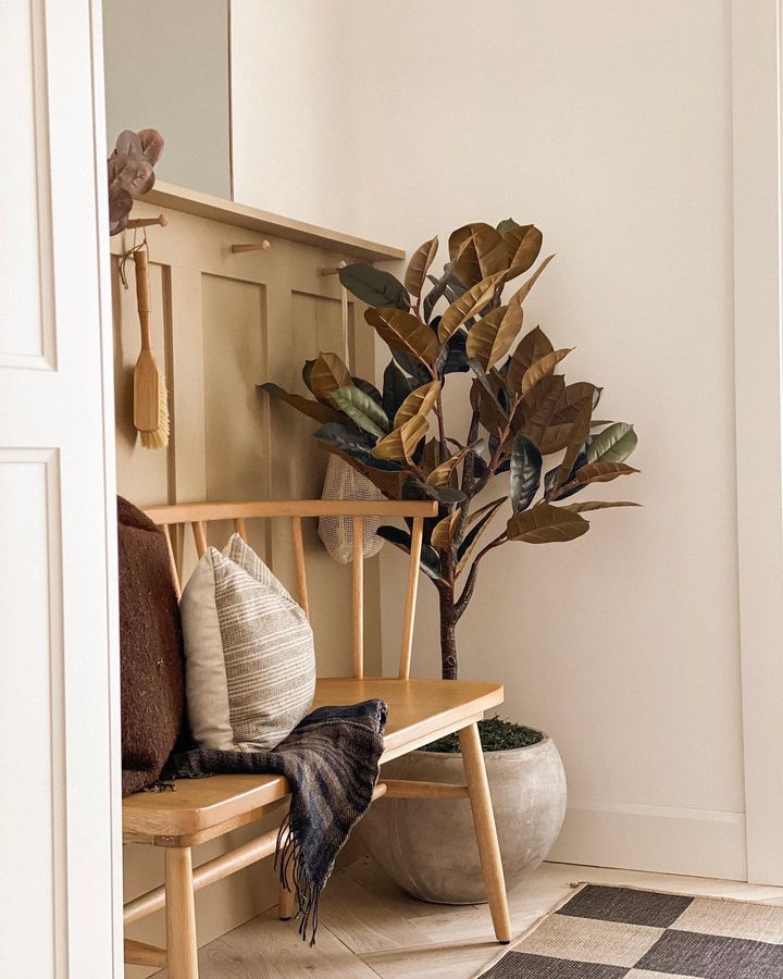 Magnolia artificiel dans pot de béton dans une entrée avec banc - Décors Véronneau