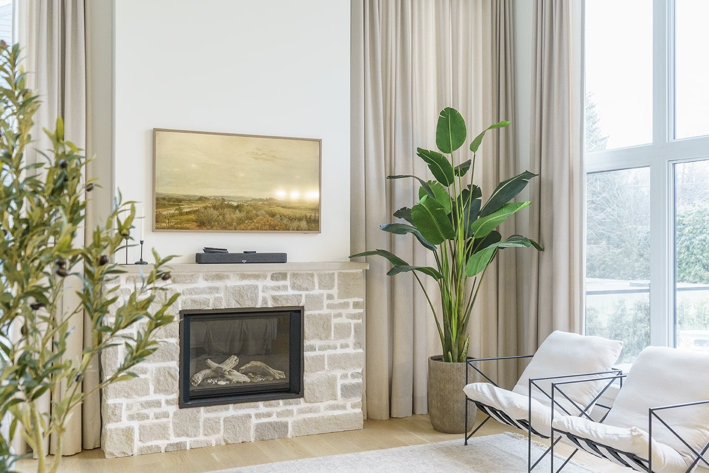 Oiseau du paradis et feuillage d'olivier dans un salon de style transitionnel - Décors Véronneau