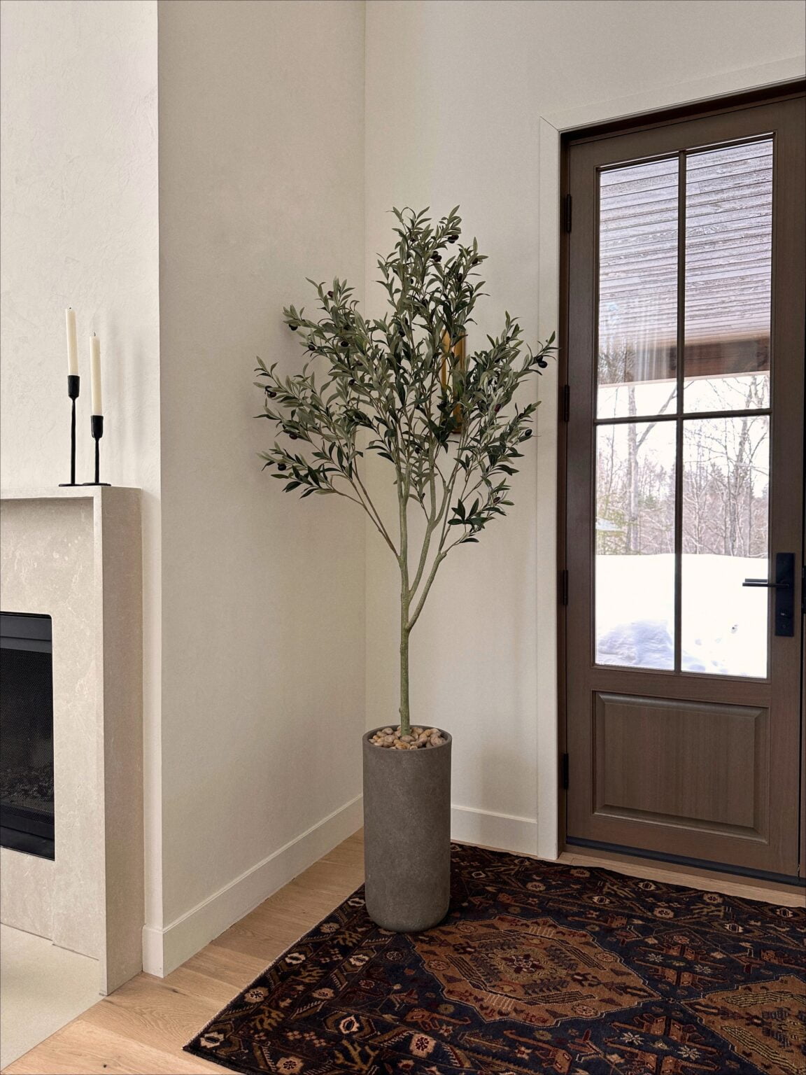 Olivier artificiel entrée maison au décor classique - Décors Véronneau