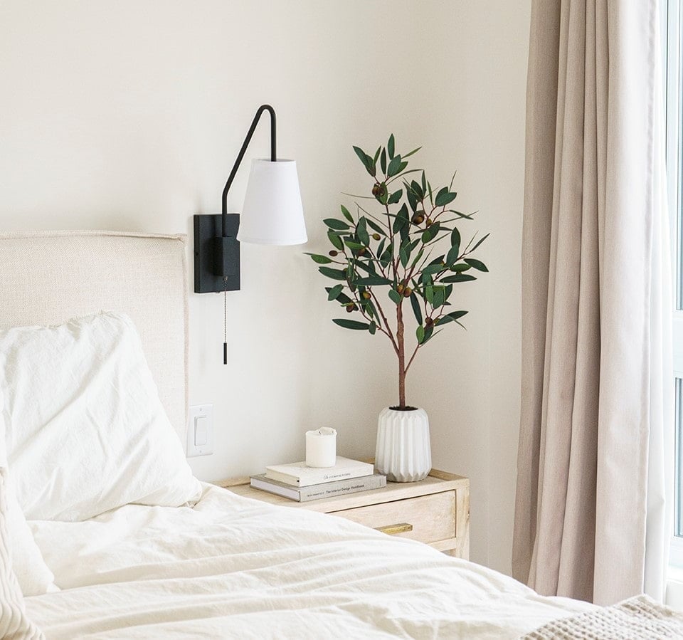 Petit olivier artificiel sur une table de nuit, chambre blanche et paisible - Décors Véronneau