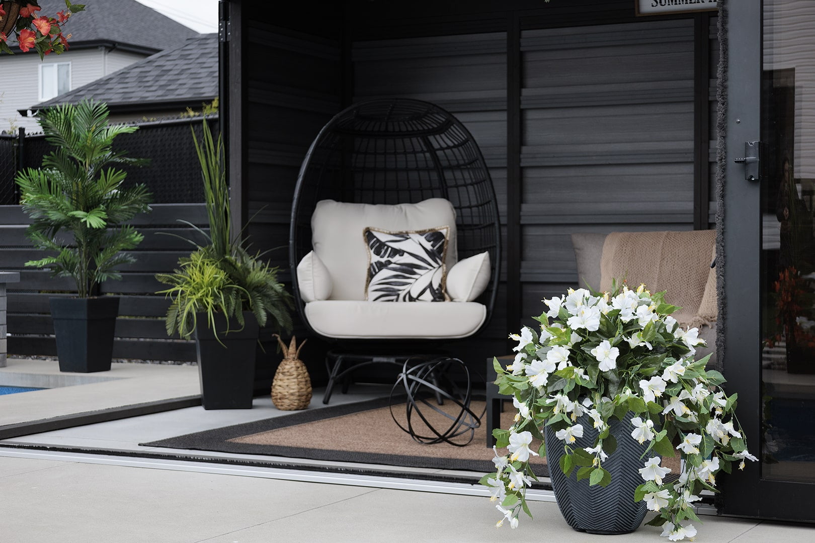 jardinières de fleurs d'hibiscus blanches avec jardinières de verdure en arrière plan. - Décors Véronneau