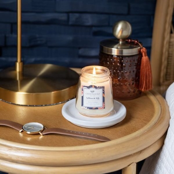Small saffron silk candle, 4,3 oz - Image 2 - Décors Véronneau