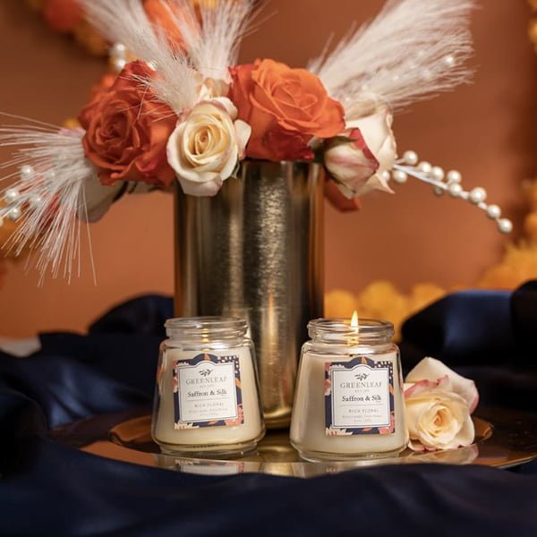 Small saffron silk candle, 4,3 oz - Image 3 - Décors Véronneau