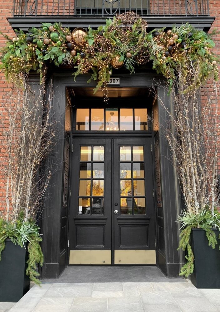 Entrée avec guirlande de sapinage et arrangements de Noël - Décors Véronneau