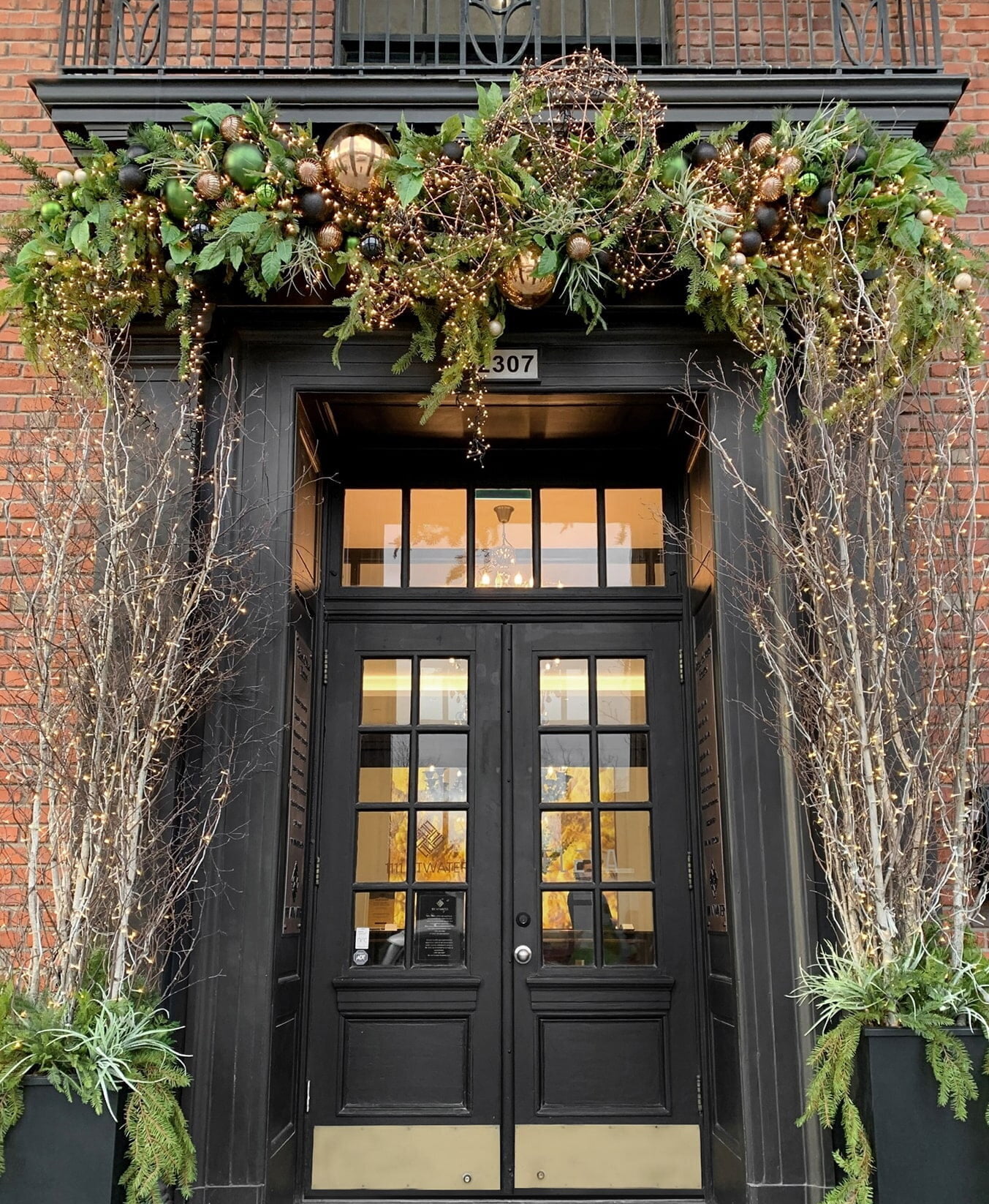 Entrée avec guirlande de sapinage et arrangements de Noël - Décors Véronneau