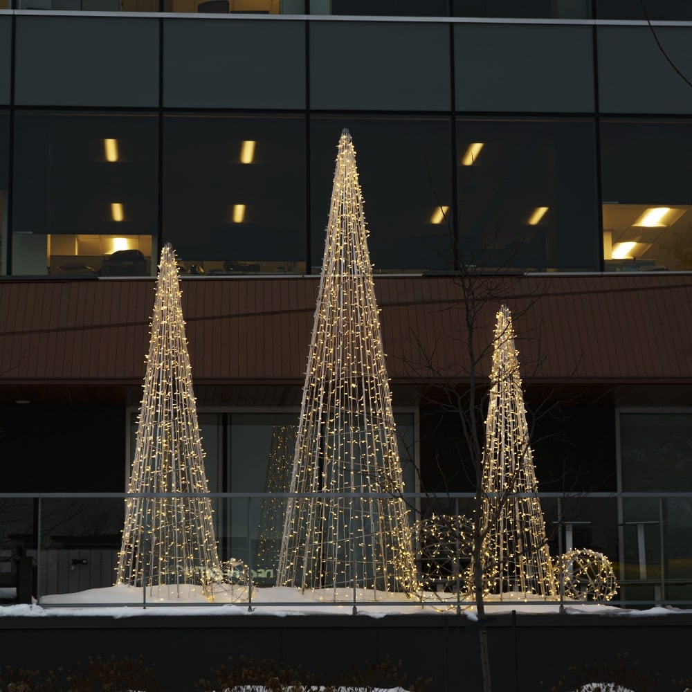 Devanture de Noël avec sapins en métal lumineux - Décors Véronneau