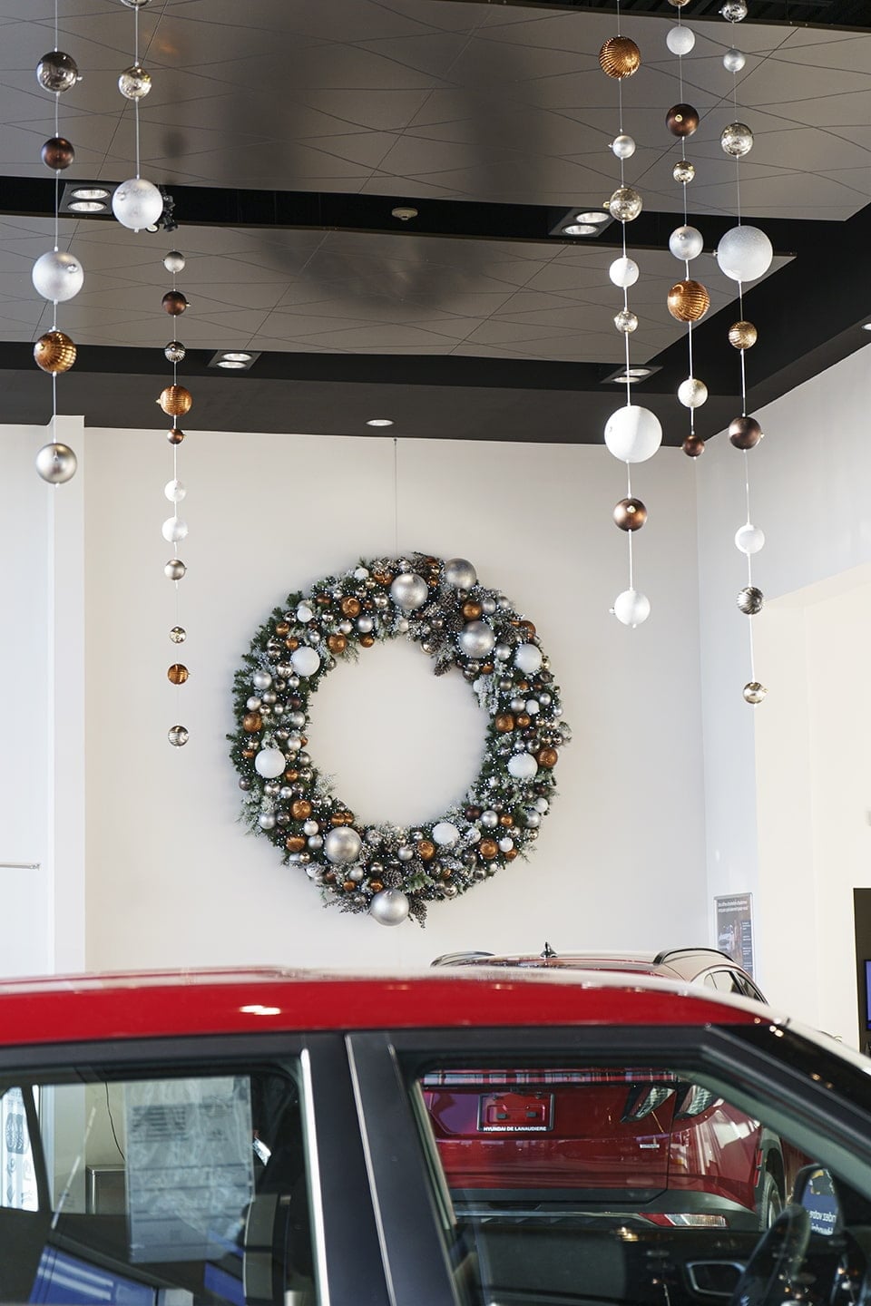 Grande couronne de Noël géante au mur - Décors Véronneau