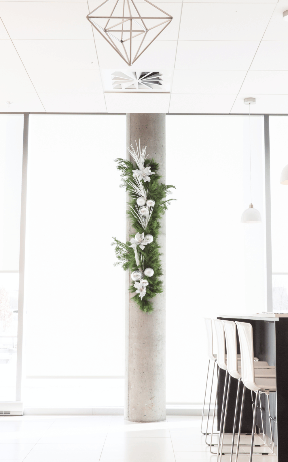 Guirlande de Noël avec décorations blanches - Décors Véronneau