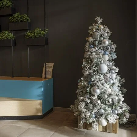 Sapin de Noël illuminé blanc norvège artificiel, 7,5-12' - Décors Véronneau