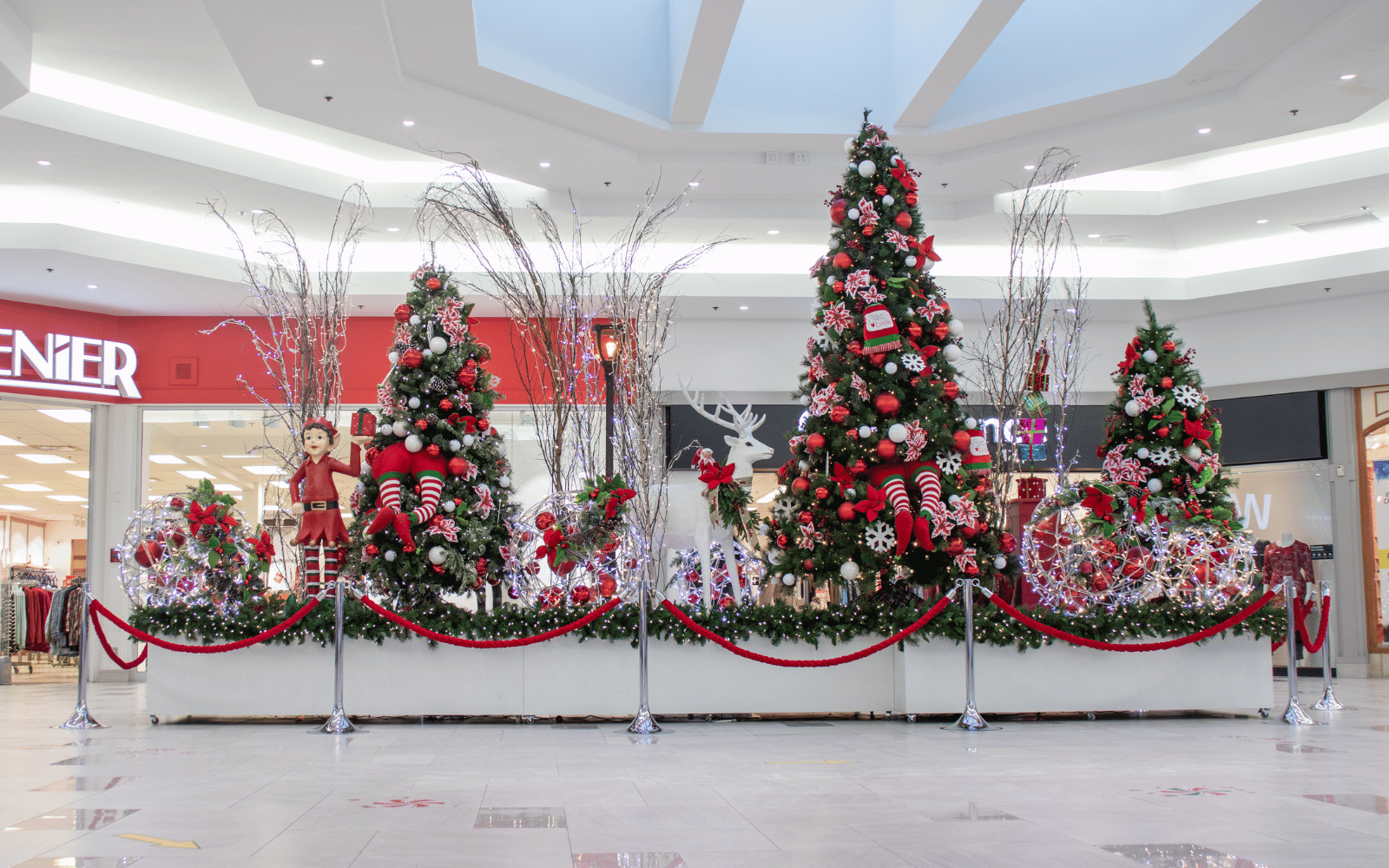 Centre commercial avec décorations de Noël rouges - Décors Véronneau