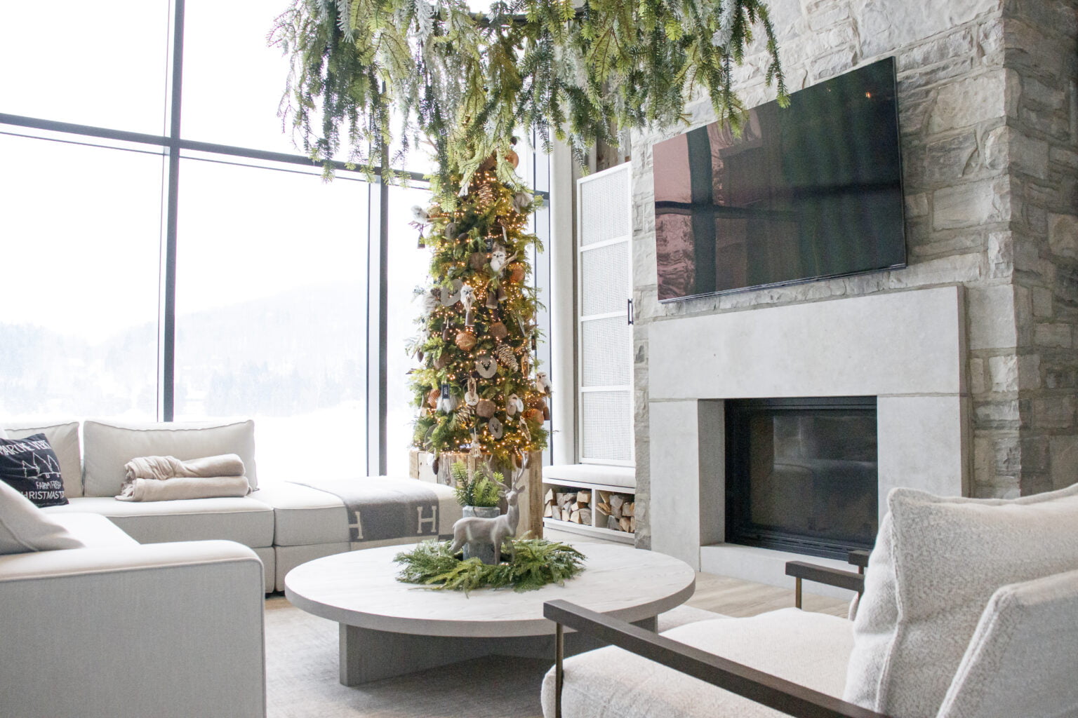 Sapin étroit devant foyer en pierre - Décors Véronneau