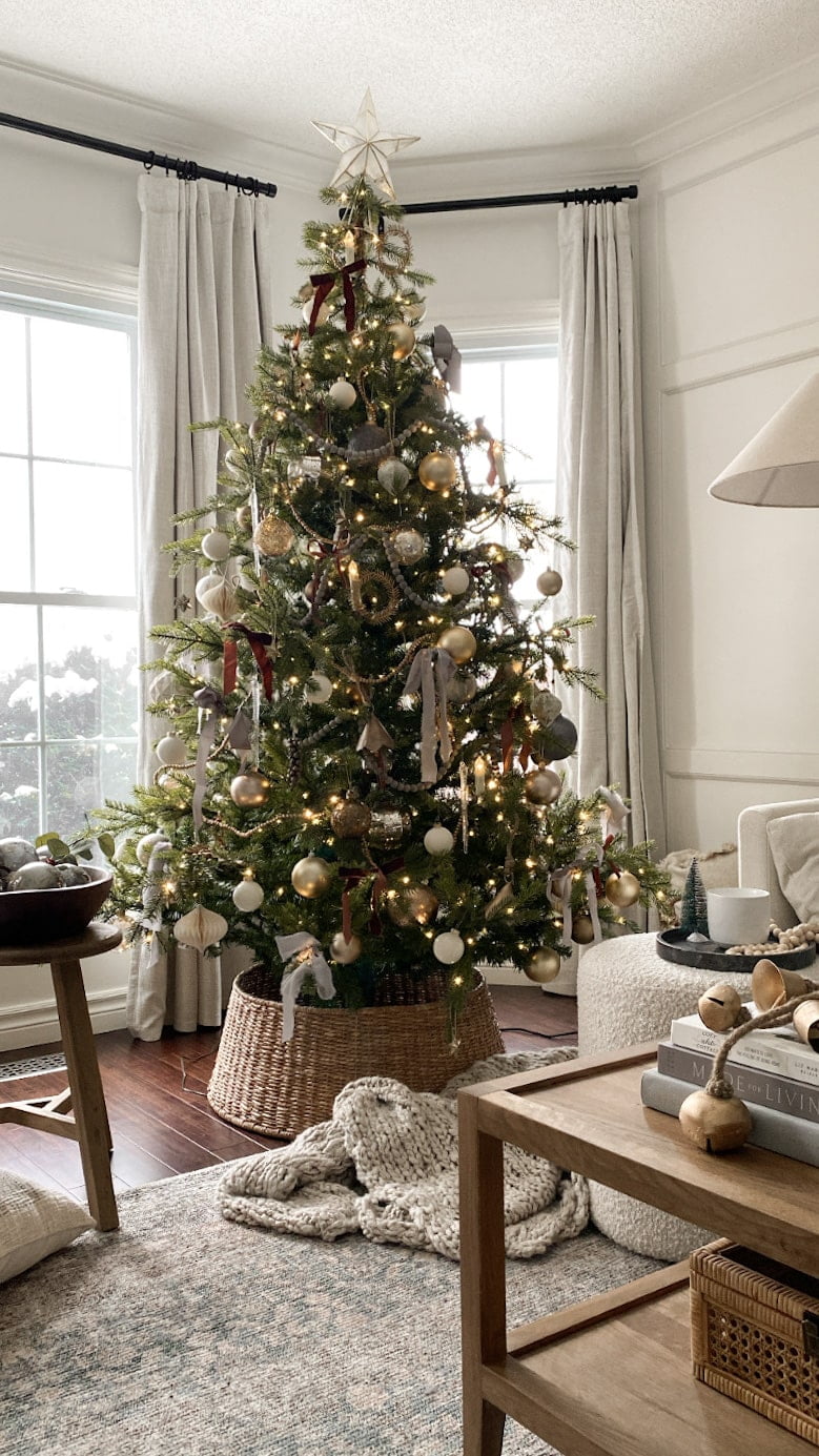 Sapin de Noël artificiel avec ornements dorés - Décors Véronneau