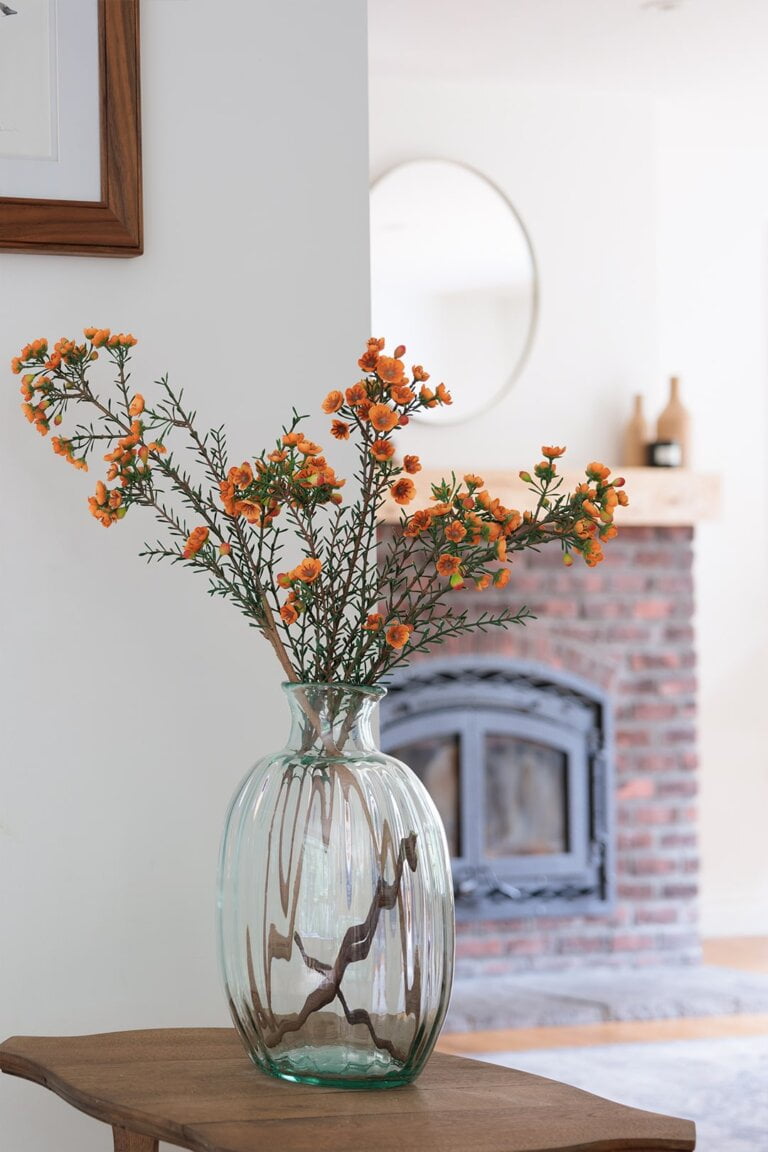 Fleurs orange dans un vase en verre