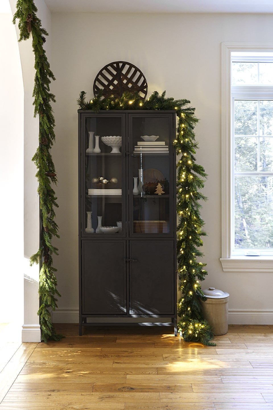 Guirlande de Noël sur bibliothèque - Décors Véronneau