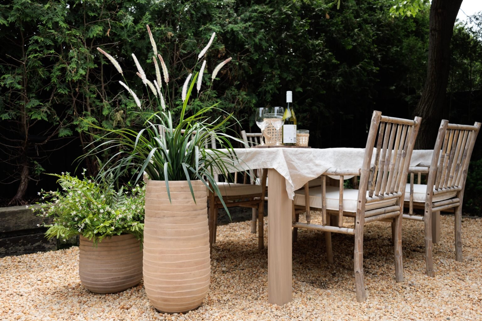 Décor extérieur avec pots en terre cuite et graminées - Décors Véronneau