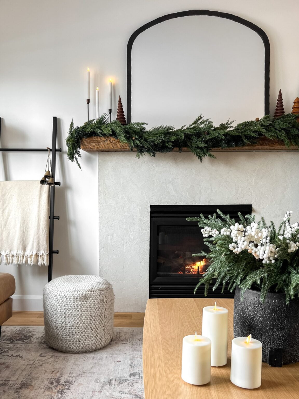 Manteau de foyer avec guirlande de genévrier - Décors Véronneau