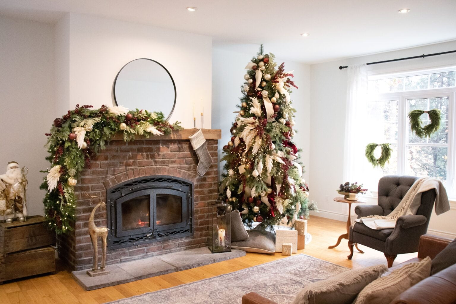 Sapin de pampas et foyer avec baies rouges - Décors Véronneau