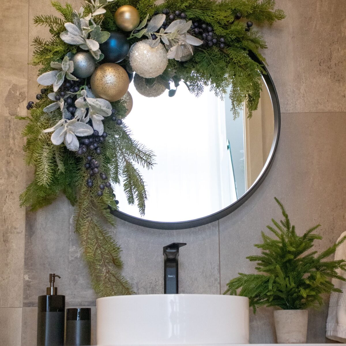 Couronne de Noël avec ornements bleus - Décors Véronneau