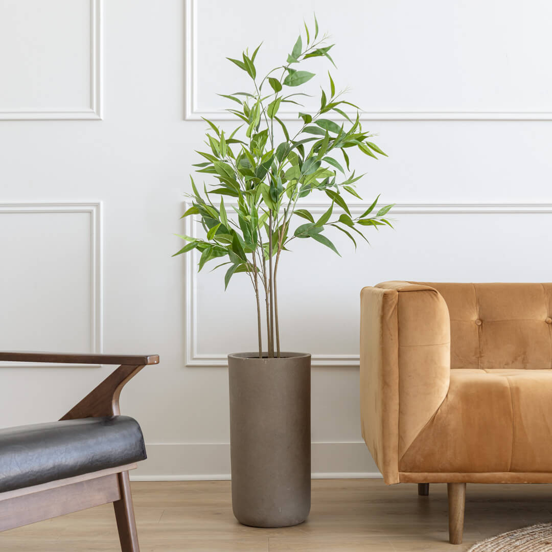 Grand cache-pot gris en fibrociment avec plante d'eucalyptus artificiel - Décors Véronneau