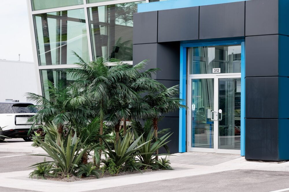 Installation of outdoor tropical artificial plants in the ground - Décors Véronneau