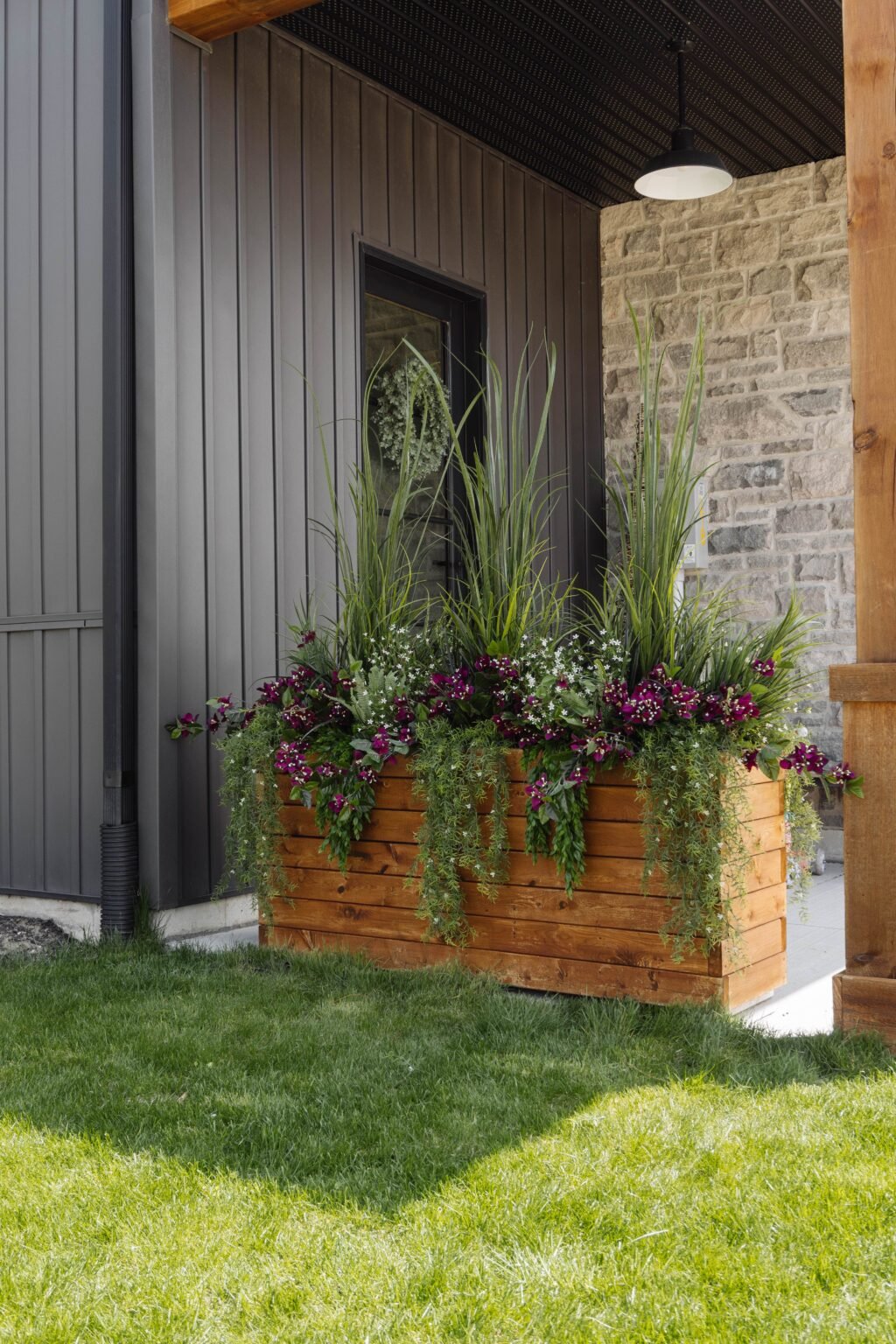 Bac à fleurs avec herbes et fleurs - Décors Véronneau