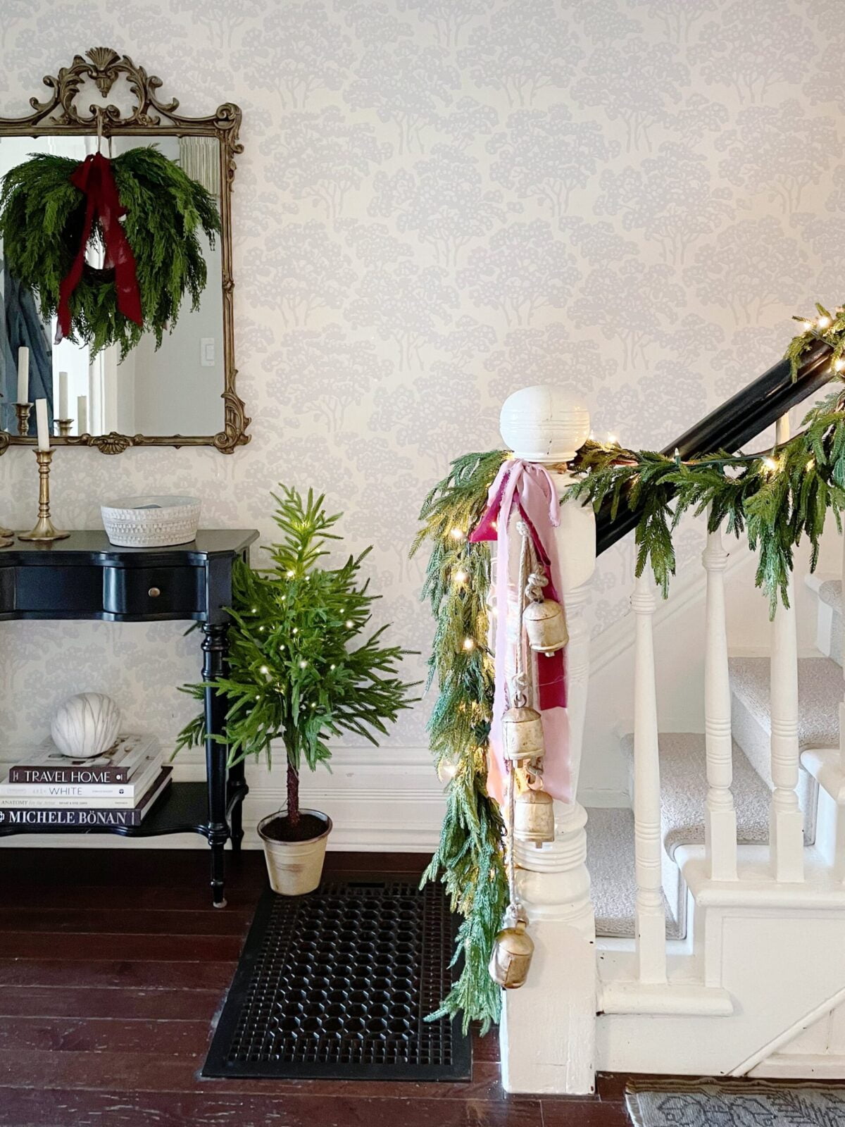 Guirlande de Noël sur escalier - Décors Véronneau