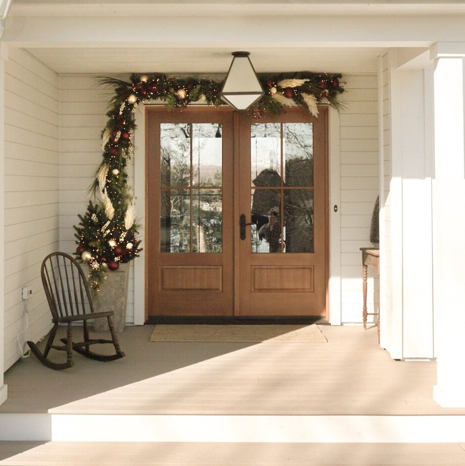 Devanture de Noël avec arrangement de pampas - Décors Véronneau