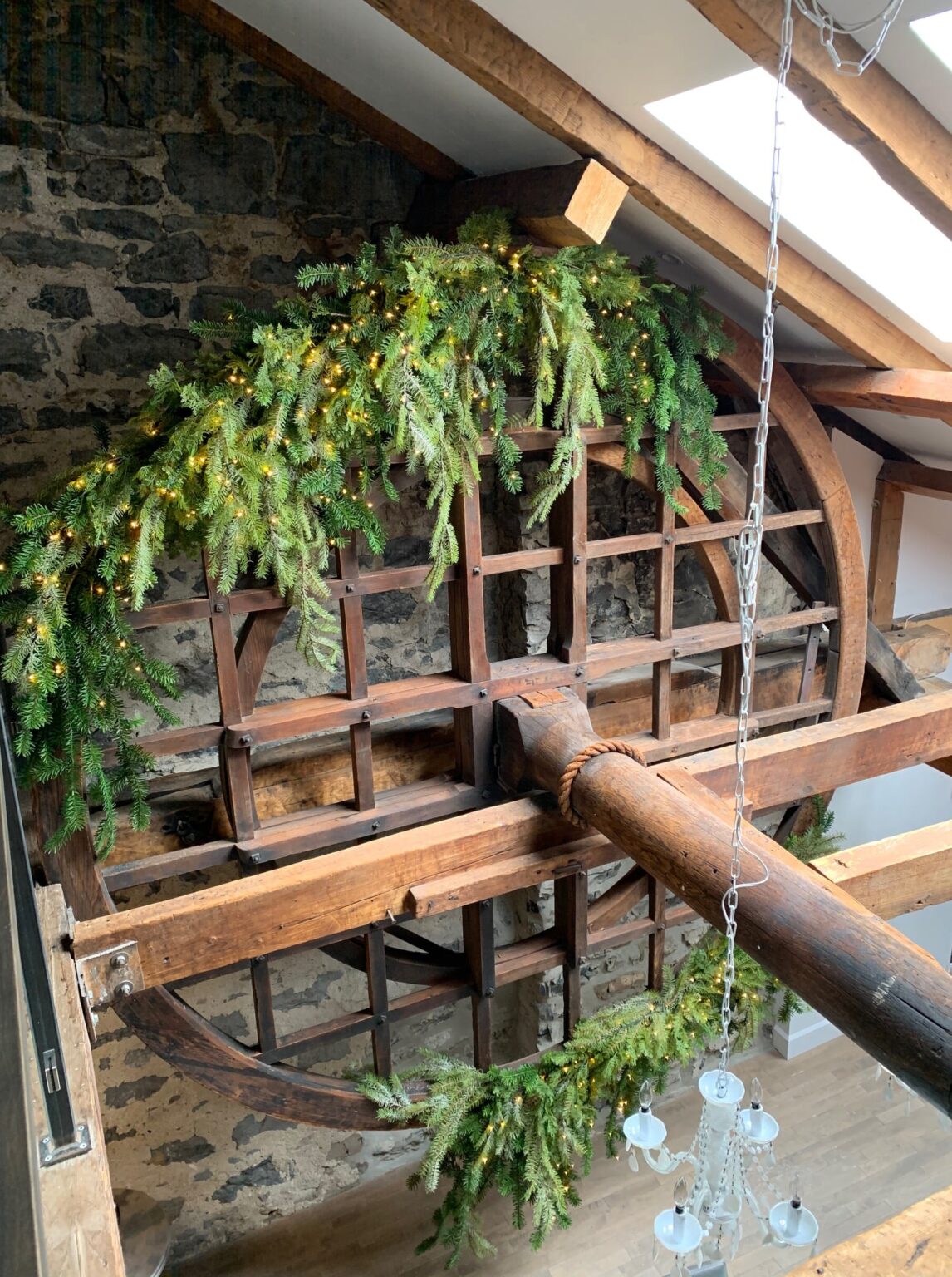 Roue avec guirlande de sapinage de Noël - Décors Véronneau