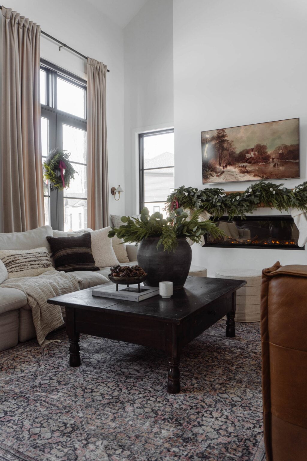 Salon avec manteau de foyer décoré pour Noël - Décors Véronneau