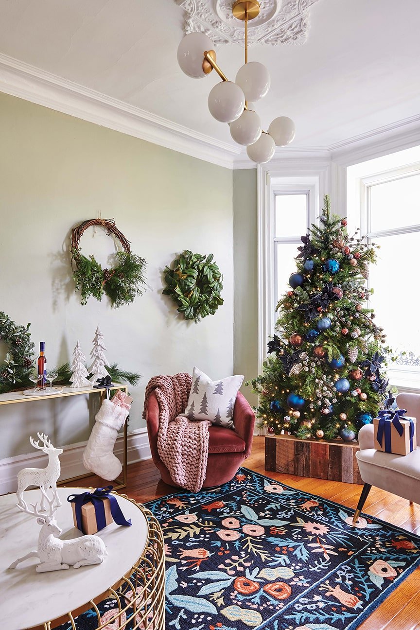 Sapin avec boules de Noël bleues - Décors Véronneau
