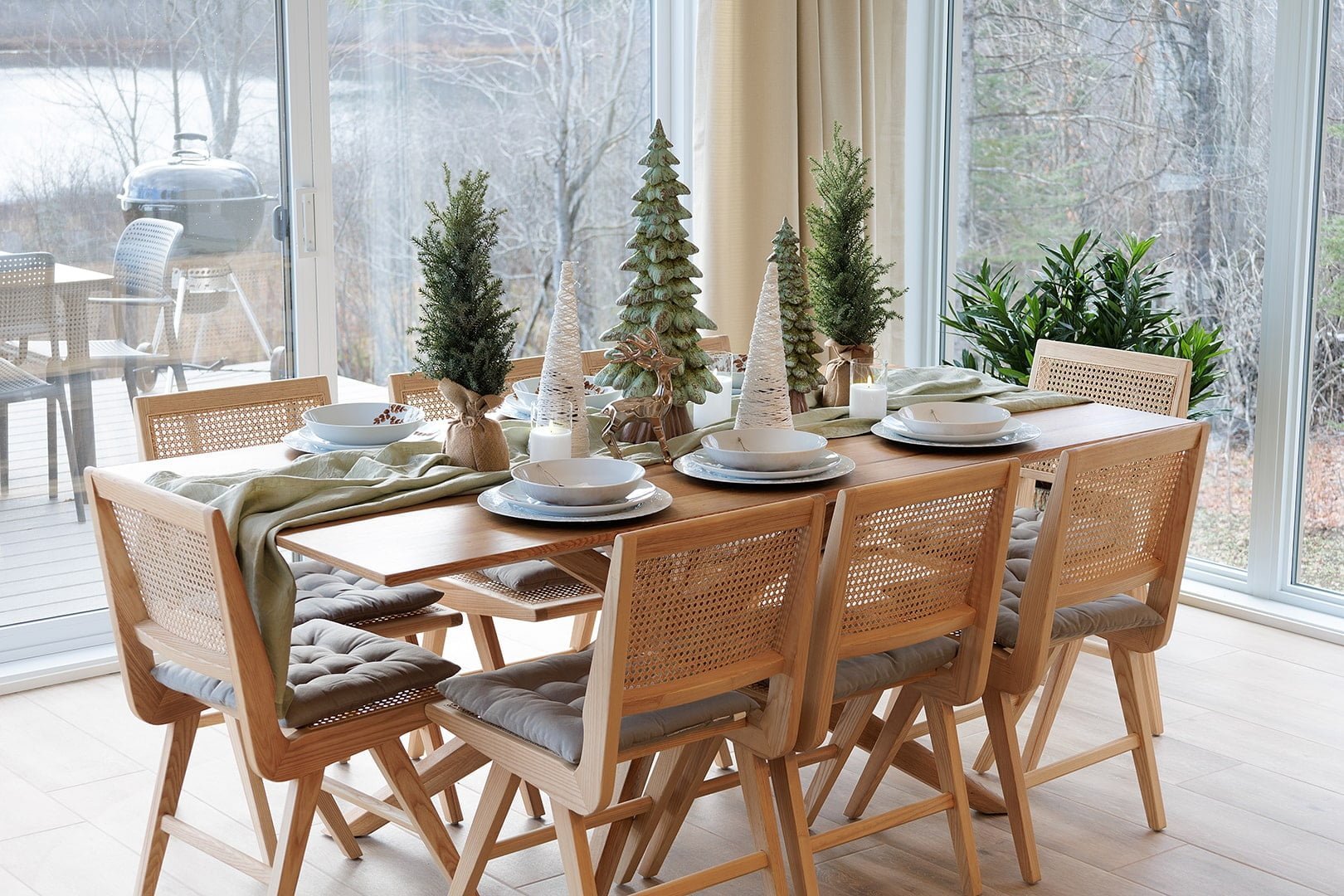 Sapin blanc sur table de Noël - Décors Véronneau