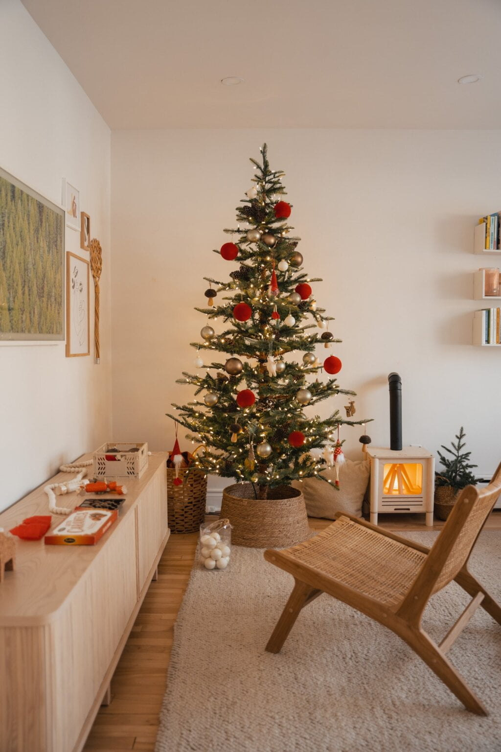 Sapin de Noël scandinave illuminé dans un salon avec foyer - Décors Véronneau