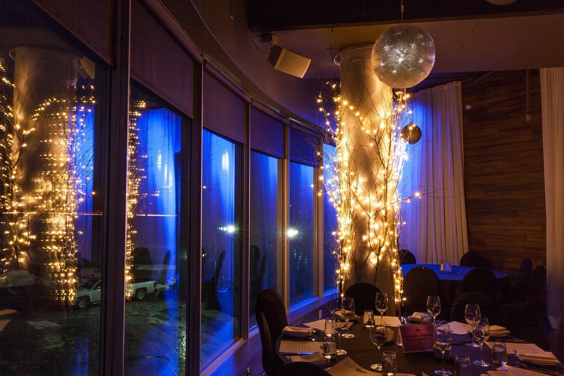 Branches illuminés autour d'une colonne - Décors Véronneau