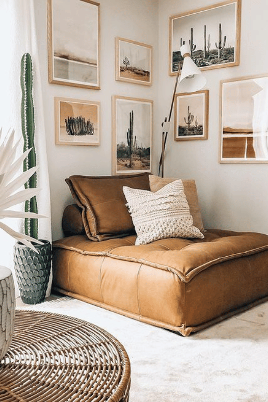 Salon avec cactus et divan en cuir - Décors Véronneau