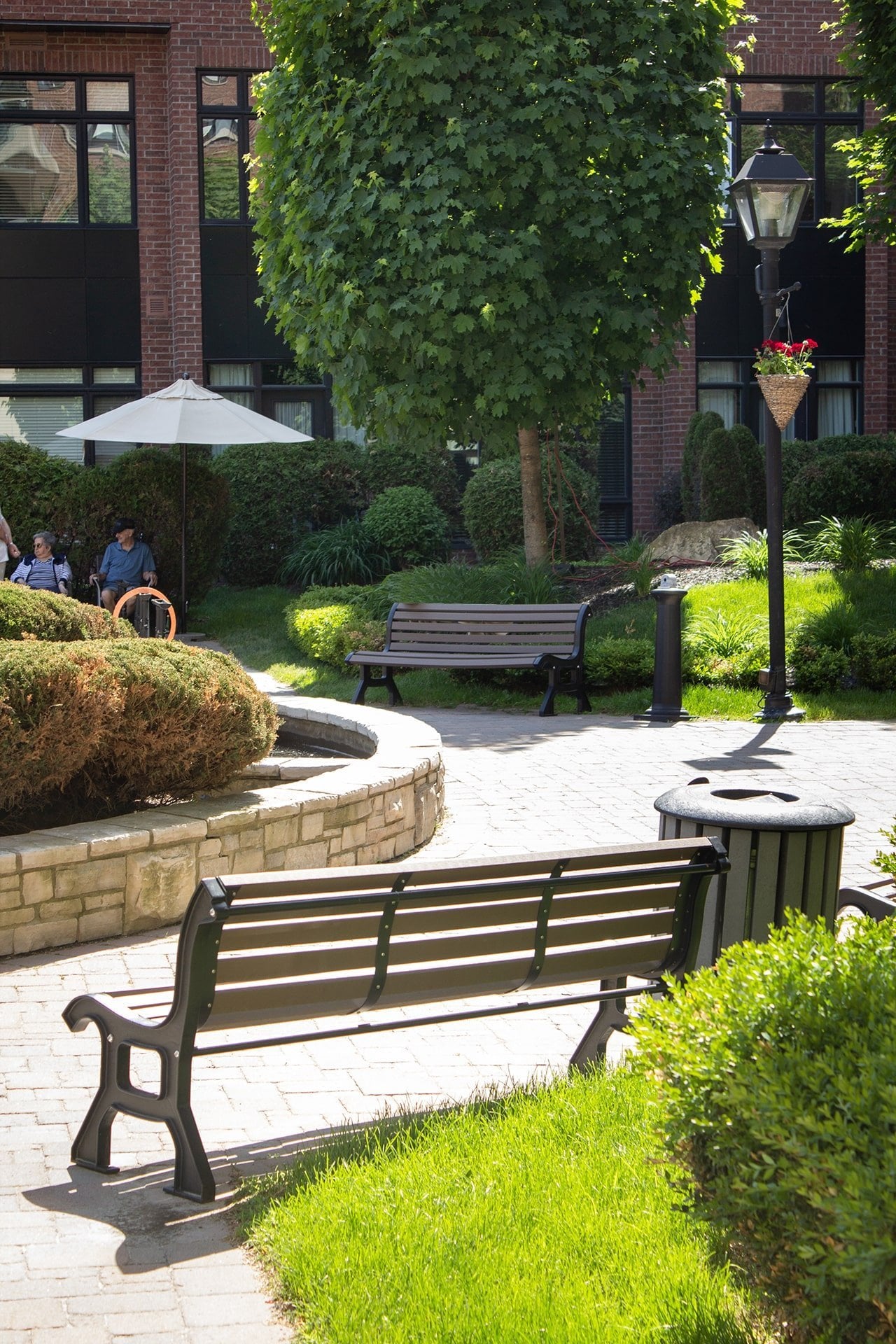 Jardin de résidence avec bancs de parc - Décors Véronneau