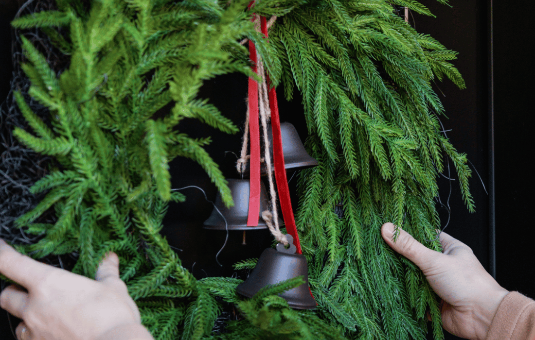 Couronne de Noël sur porte d'entrée - Décors Véronneau