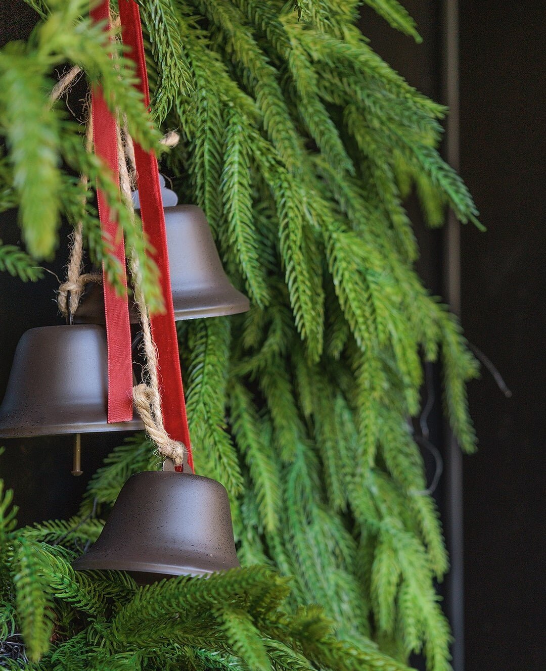 Couronne avec cloches et ruban rouge - Décors Véronneau
