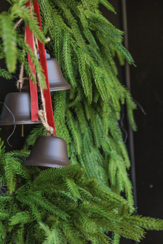 Couronne avec cloches et ruban rouge - Décors Véronneau