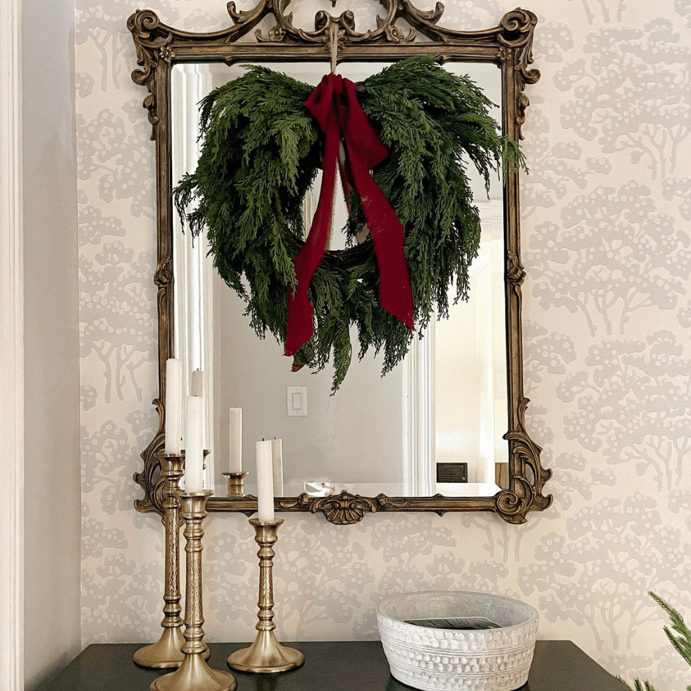 Cedar wreath with red velvet ribbon on a mirror - Décors Véronneau