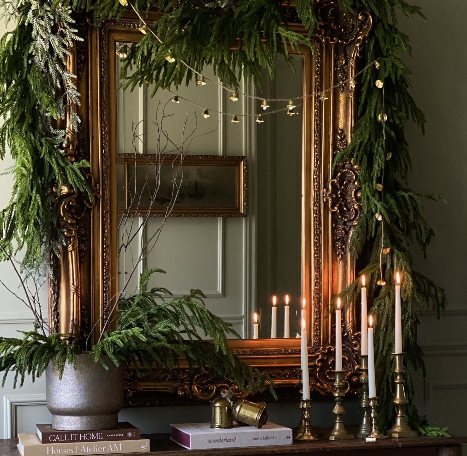 Guirlande de cyprès sur table d'entrée - Décors Véronneau