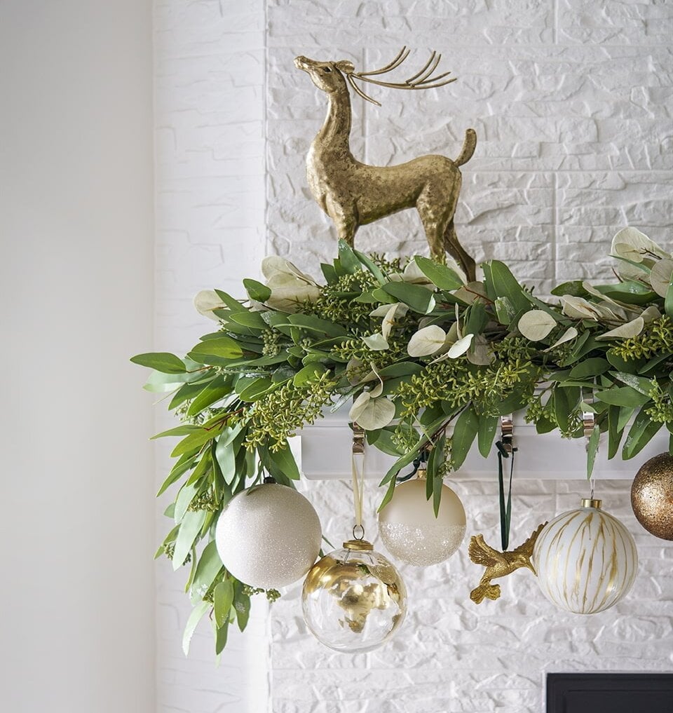 Manteau de foyer avec ornements dorés - Décors Véronneau